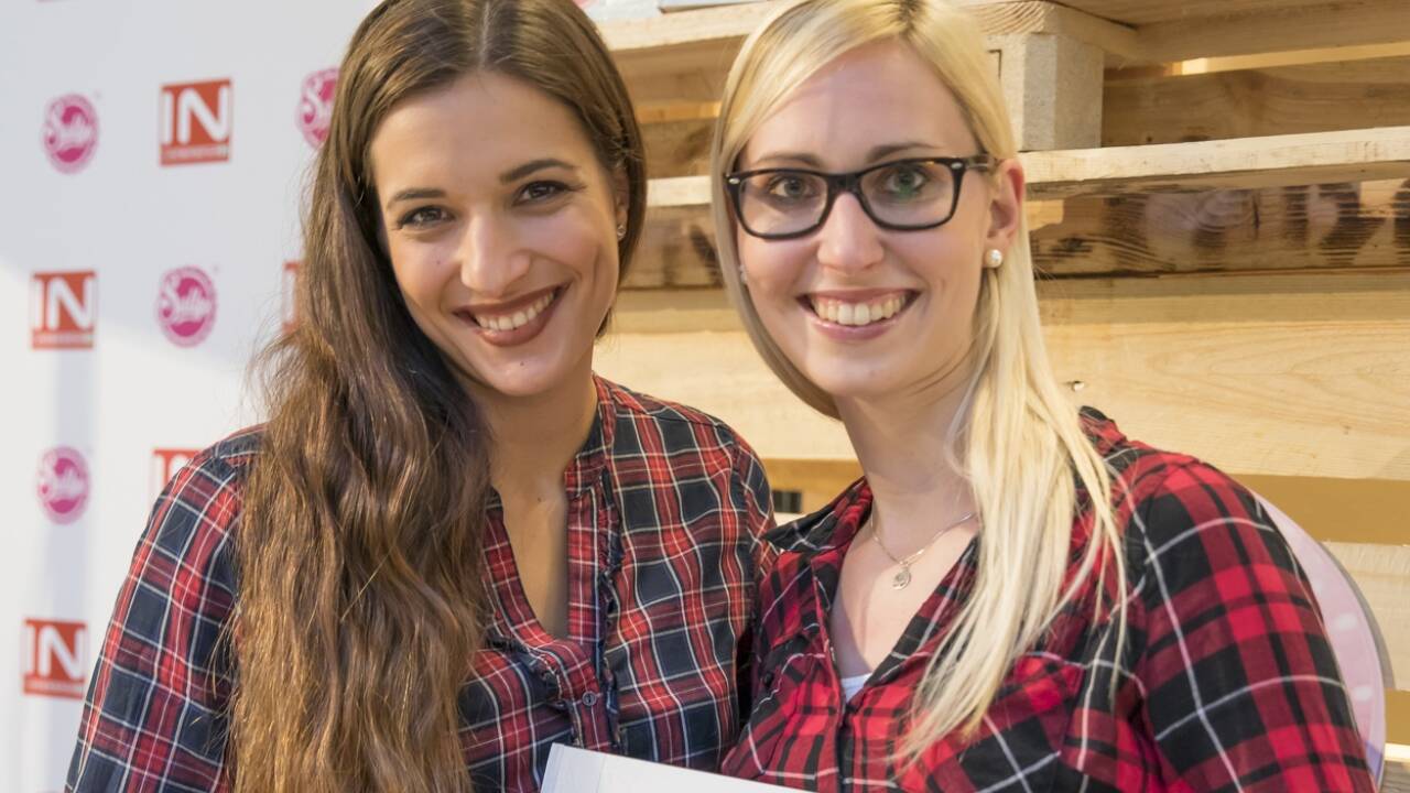 In karierter Flanellbluse und mit einem strahlenden Lächeln. So kennen und lieben die Fans Sally alias Saliha Özcan (links). Am Donnerstag traf die deutsche Food-Bloggerin ihre Fans im Europark. In die Karobluse schlüpfte auch Hobbybäckerin Sandra Wastl.  