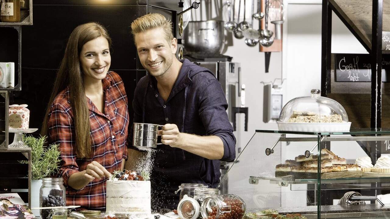 Backen jetzt auf YouTube auch gemeinsam: Sally und Haubenkoch Didi Maier.  