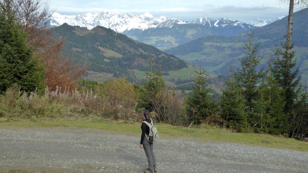 Am Hochglocker mit Blick auf das angezuckerte Tennengebirge. 
