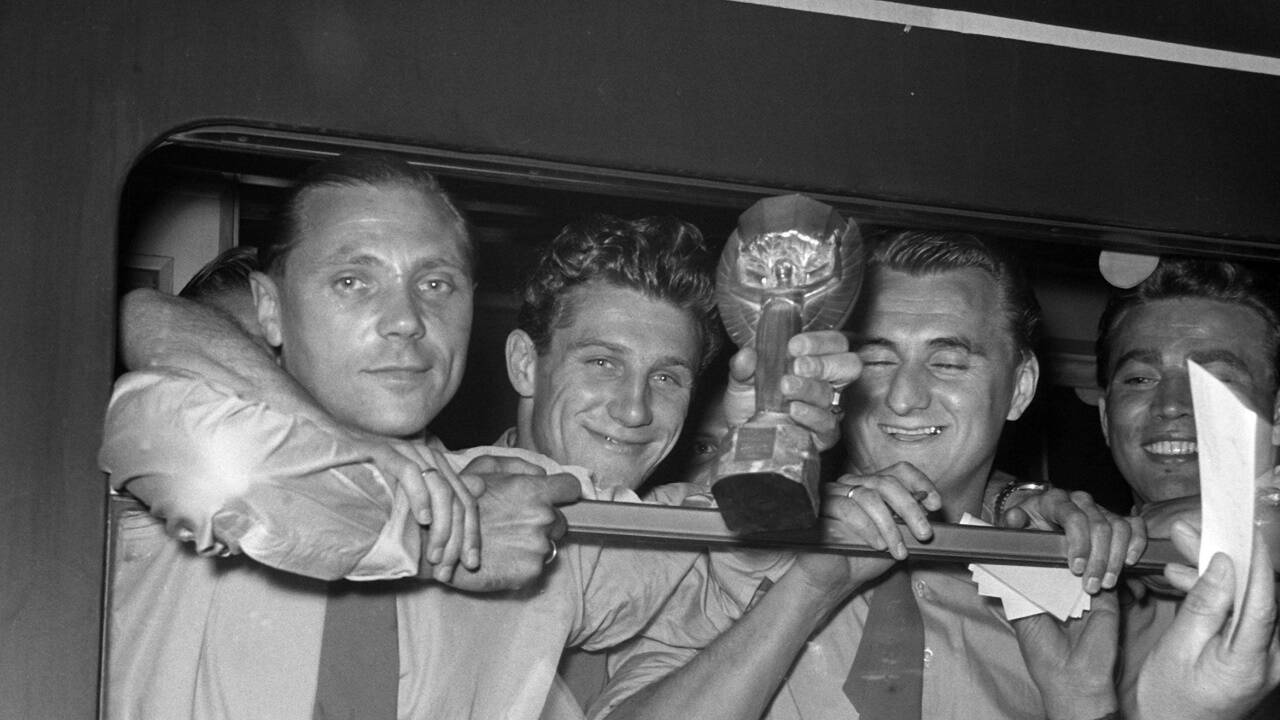 Die Helden von Bern Max Morlock, Hans Schäfer, Jupp Posipal und Hans Bauer (v. l.) bei der triumphalen Rückkehr 1954 mit dem WM-Pokal.  