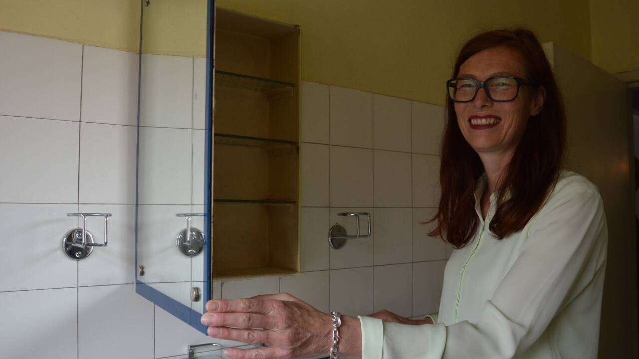 Eva Hody zeigt im Bad der Museumswohnung ein original Spiegelschränkchen aus den 50er -Jahren. 