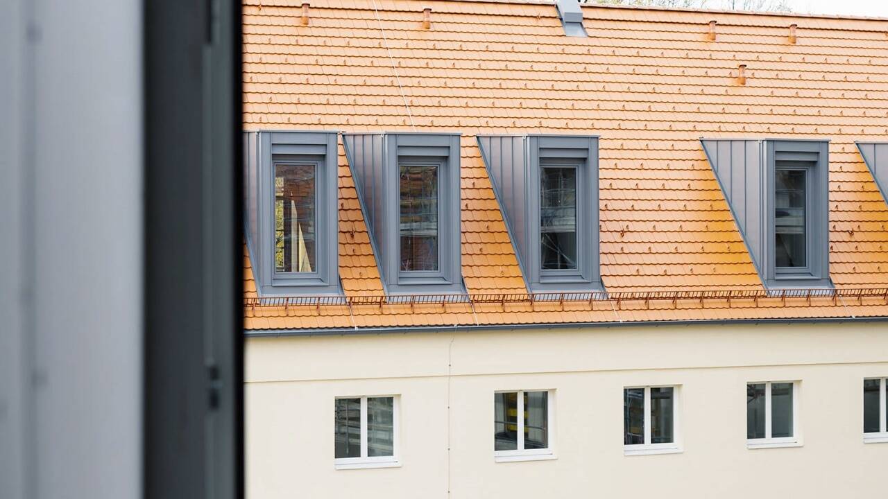 Auch Gaupen, um so den Dachwohnungen mehr Licht zu ermöglichen, werden im Zuge der Generalsanierung flächendeckend eingebaut.  