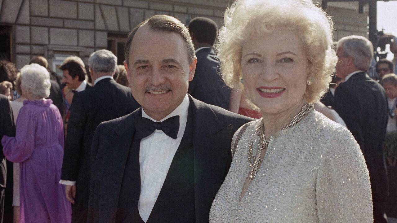 John Hillerman 1985 mit Betty White. 