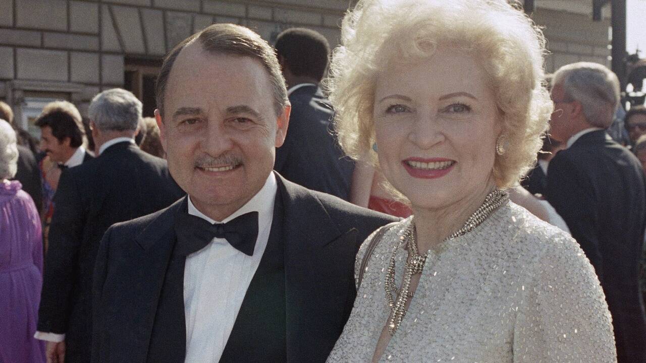 John Hillerman, hier im Bild bei den Emmy-Awards 1985 an der Seite von Schauspielerin Betty White, starb am Donnerstag in Houston. 