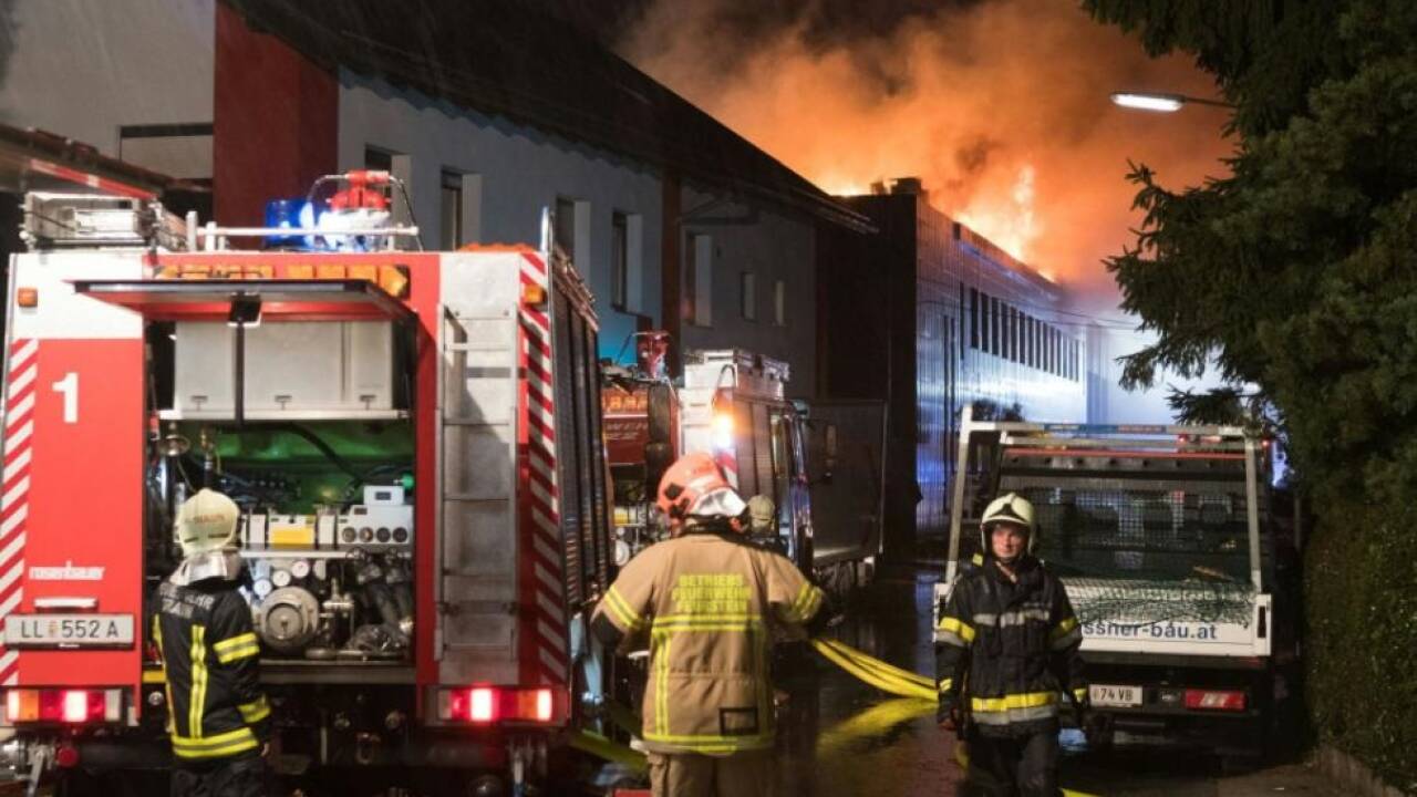 Feuer brach in Aufzugsschacht eines Firmenkomplex aus  Feuer brach in Aufzugsschacht eines Firmenkomplex aus