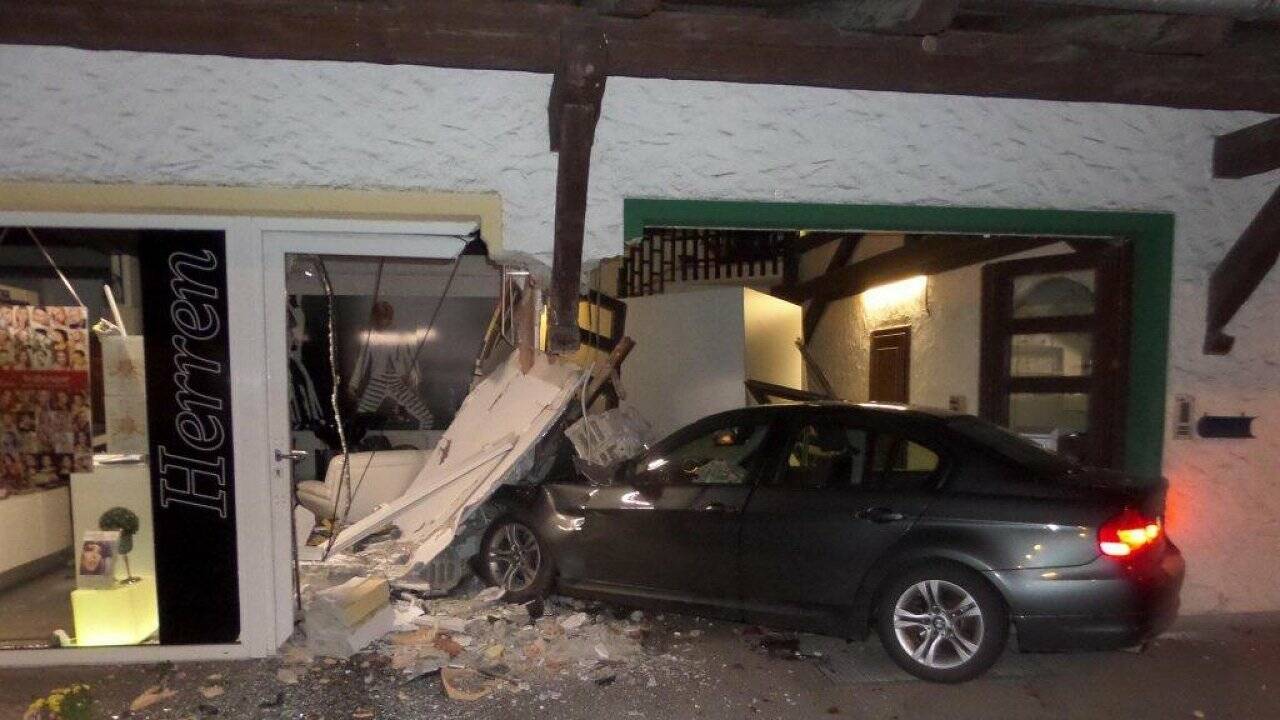Pkw prallte in Friseursalon: Fahrerflüchtiger stellte sich