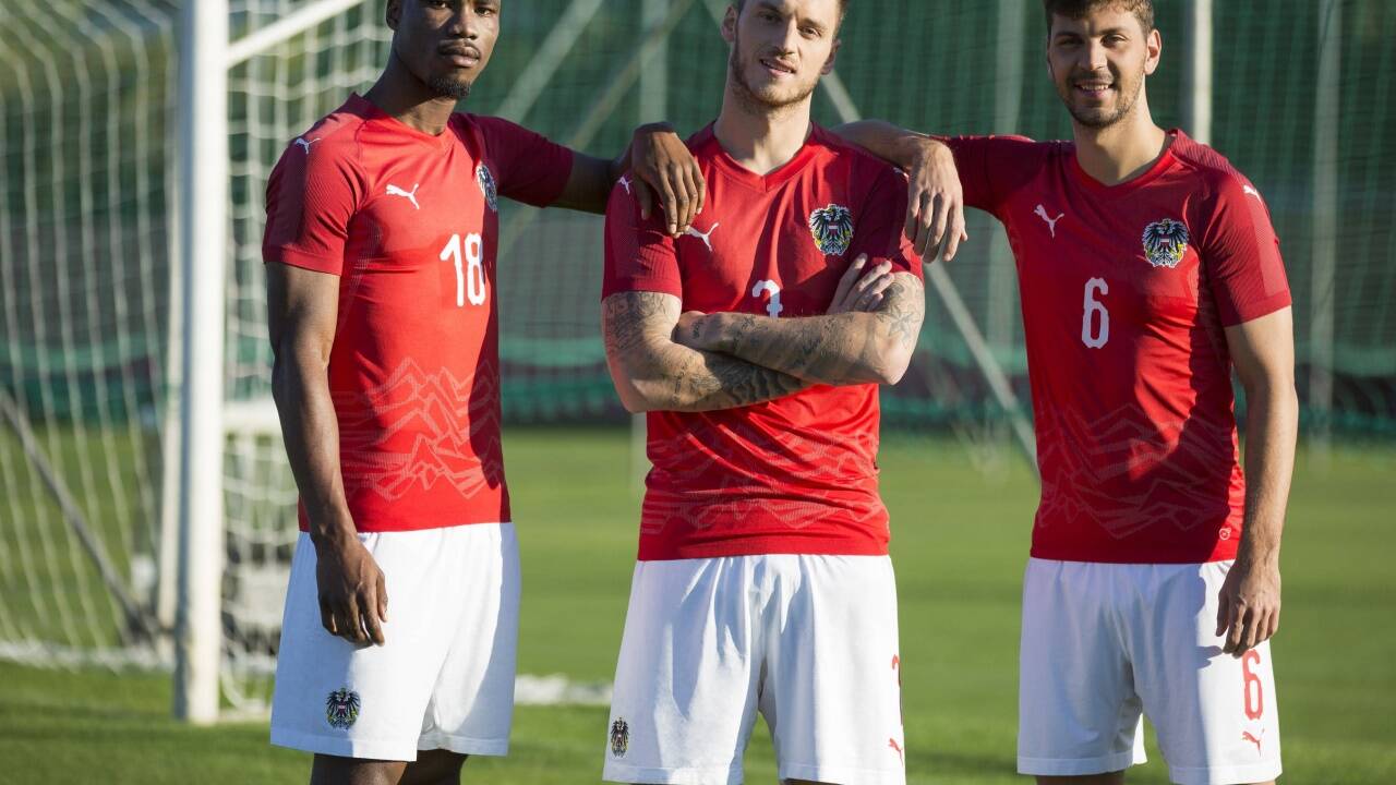 Das neue Trikot: Mit Alpenlandschaft zeigen Kevin Danso, Marko Arnautovic und Aleksandar Dragovic Heimatbewusstsein. Das neue Trikot: Mit Alpenlandschaft zeigen Kevin Danso, Marko Arnautovic und Aleksandar Dragovic Heimatbewusstsein.