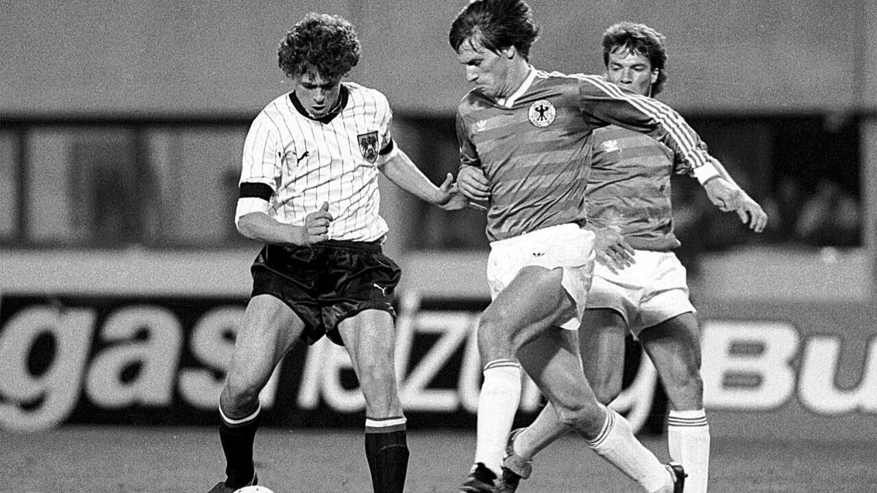 In edlem Nadelstreif deklassierten Toni Polster und Co. 1986 die Deutschen mit 4:1. Kuiroserweise sprang der Puma der Ausstatterfirma damals auf dem Leibchen nach rechts und auf der Hose nach links. In edlem Nadelstreif deklassierten Toni Polster und Co. 1986 die Deutschen mit 4:1. Kuiroserweise sprang der Puma der Ausstatterfirma damals auf dem Leibchen nach rechts und auf der Hose nach links.