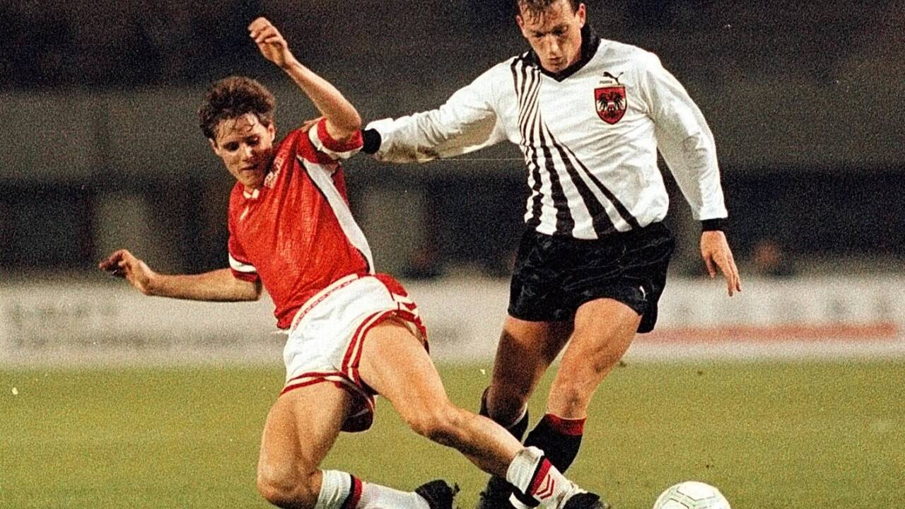 WM 1990, dann das Färöer-Debakel und andere Peinlichkeiten: Irgendwie war alles etwas verwurstelt. So wie der Streifen-Look jener Zeit. WM 1990, dann das Färöer-Debakel und andere Peinlichkeiten: Irgendwie war alles etwas verwurstelt. So wie der Streifen-Look jener Zeit.