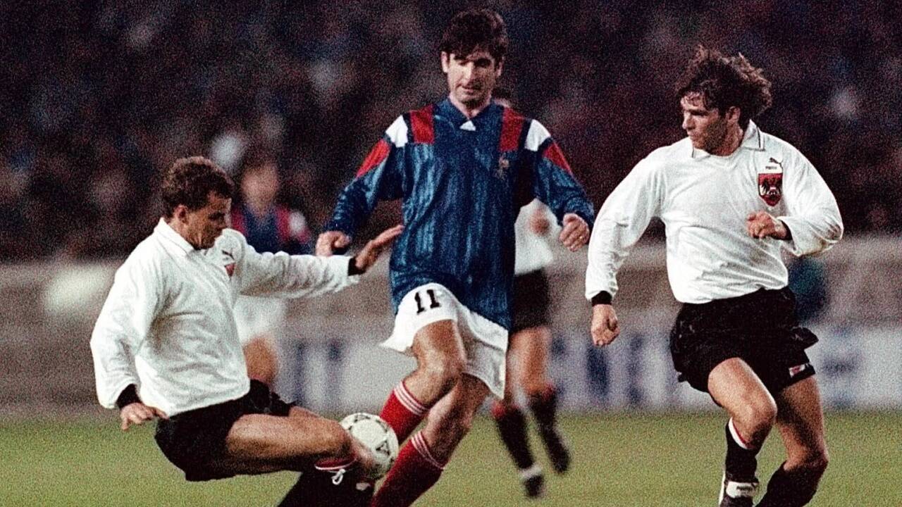 Zurück zur Schlichtheit ging es unter Ernst Happel. Dennoch richteten Manfred Zsak und Peter Artner 1992 gegen Frankreichs Eric Cantona wenig aus. Zurück zur Schlichtheit ging es unter Ernst Happel. Dennoch richteten Manfred Zsak und Peter Artner 1992 gegen Frankreichs Eric Cantona wenig aus.