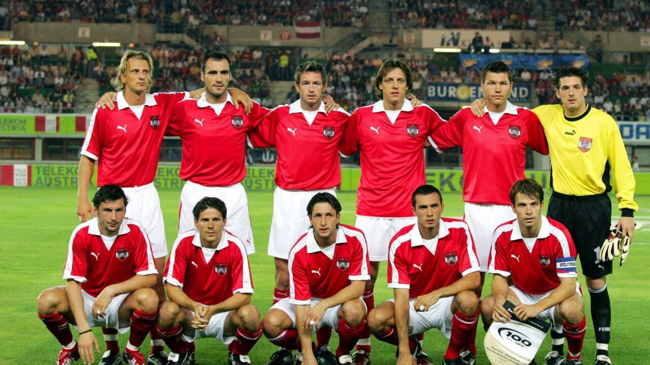 2002 initiierte Teamchef Hans Krankl den Wechsel zu Rot-Weiß als Heimdress-Farbe. Das Cordoba-Retro-Design machte Toni Ehmann, Mecki Katzer und Konsorten aber auch nicht von selbst zu Helden. 2002 initiierte Teamchef Hans Krankl den Wechsel zu Rot-Weiß als Heimdress-Farbe. Das Cordoba-Retro-Design machte Toni Ehmann, Mecki Katzer und Konsorten aber auch nicht von selbst zu Helden.