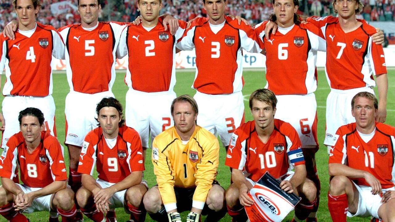 2005 wurde das Trikot noch weißer. Österreich scheiterte trotzdem an der WM-Qualifikation und Hans Krankl musste gehen. 2005 wurde das Trikot noch weißer. Österreich scheiterte trotzdem an der WM-Qualifikation und Hans Krankl musste gehen.