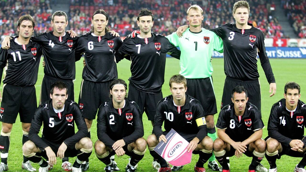 Im Vorfeld der Heim-EURO 2008 wurden auch die größten Optimisten zu Schwarzsehern. Wegen der Dressen – und wegen der Resultate zu jener Zeit. Im Vorfeld der Heim-EURO 2008 wurden auch die größten Optimisten zu Schwarzsehern. Wegen der Dressen – und wegen der Resultate zu jener Zeit.