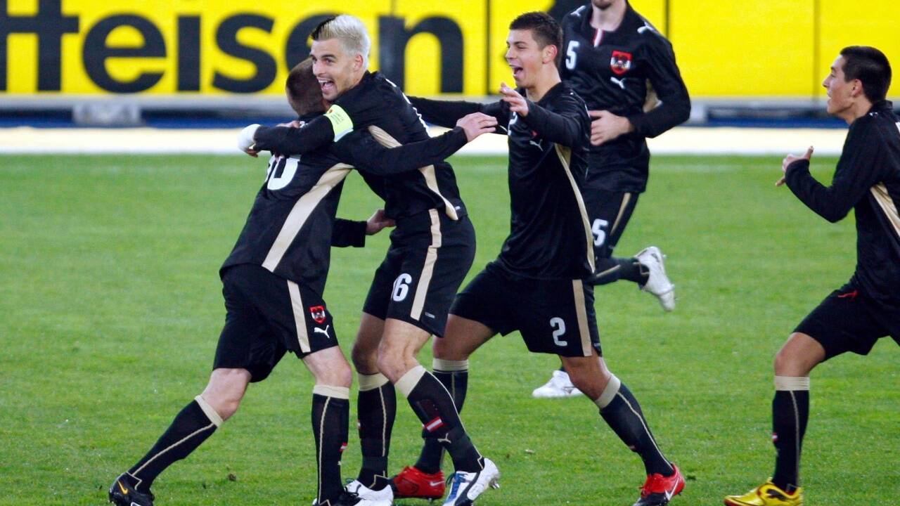 Nur ein Paul Scharner tanzte aus der Reihe und jubelte mit extra auf das Schwarz-Gold der Teamwäsche abgestimmter Frisur. Nur ein Paul Scharner tanzte aus der Reihe und jubelte mit extra auf das Schwarz-Gold der Teamwäsche abgestimmter Frisur.