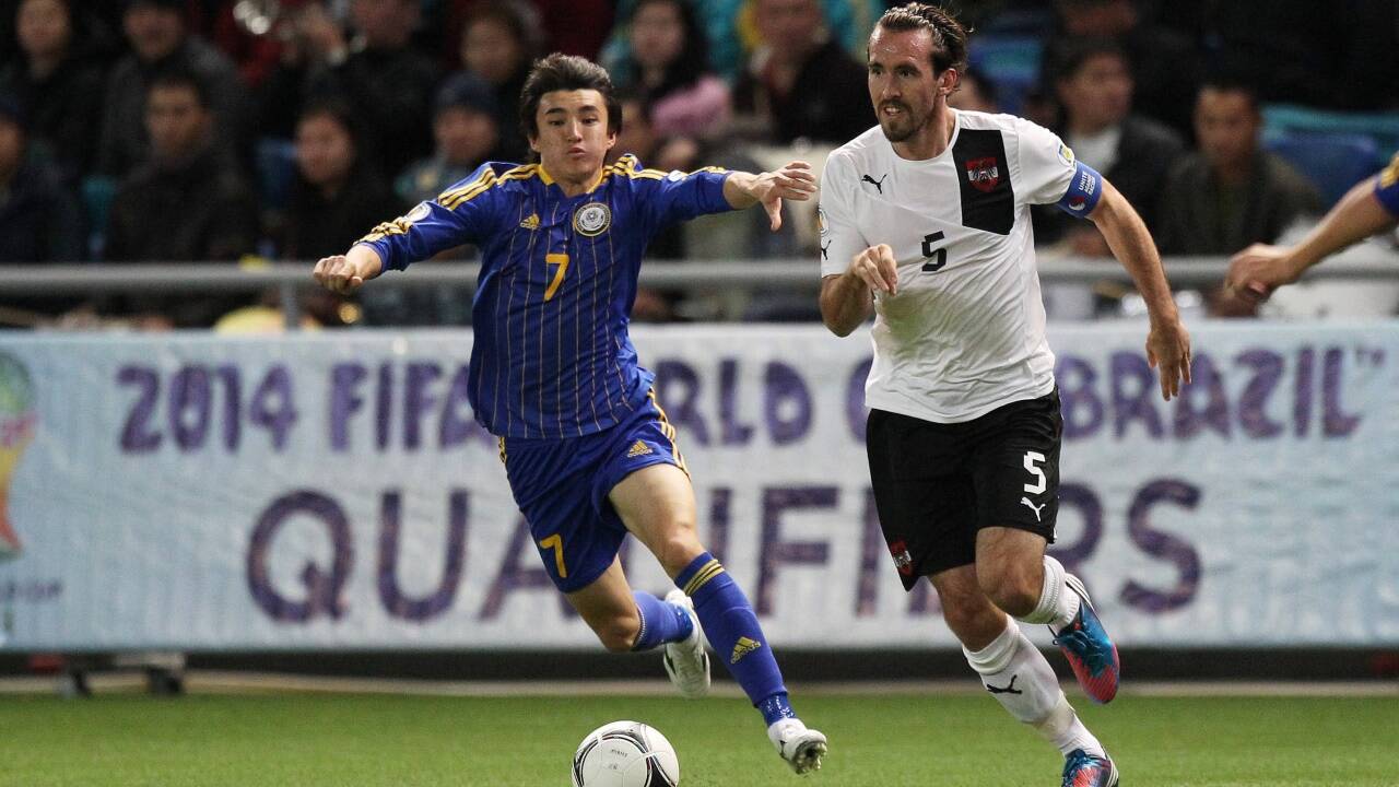 Klassisch mit verspielten Schwarz-Elementen auf der Brust, das war ein Zwischenspiel auf dem Weg zur EURO 2016. Klassisch mit verspielten Schwarz-Elementen auf der Brust, das war ein Zwischenspiel auf dem Weg zur EURO 2016.