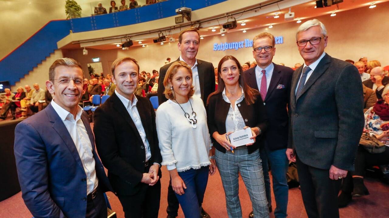 Am Dienstagabend trafen die sechs Spitzenkandidaten für die Bürgermeisterwahl am 26. November im vollen SN-Saal aufeinander. Im Bild (v. l.): Andreas Reindl (FPÖ), Bernhard Auinger (SPÖ), Barbara Unterkofler (Neos), Johann Padutsch (Bürgerliste), Moderatorin Sylvia Wörgetter (SN), Christoph Ferch (SALZ) und Harald Preuner (ÖVP). 