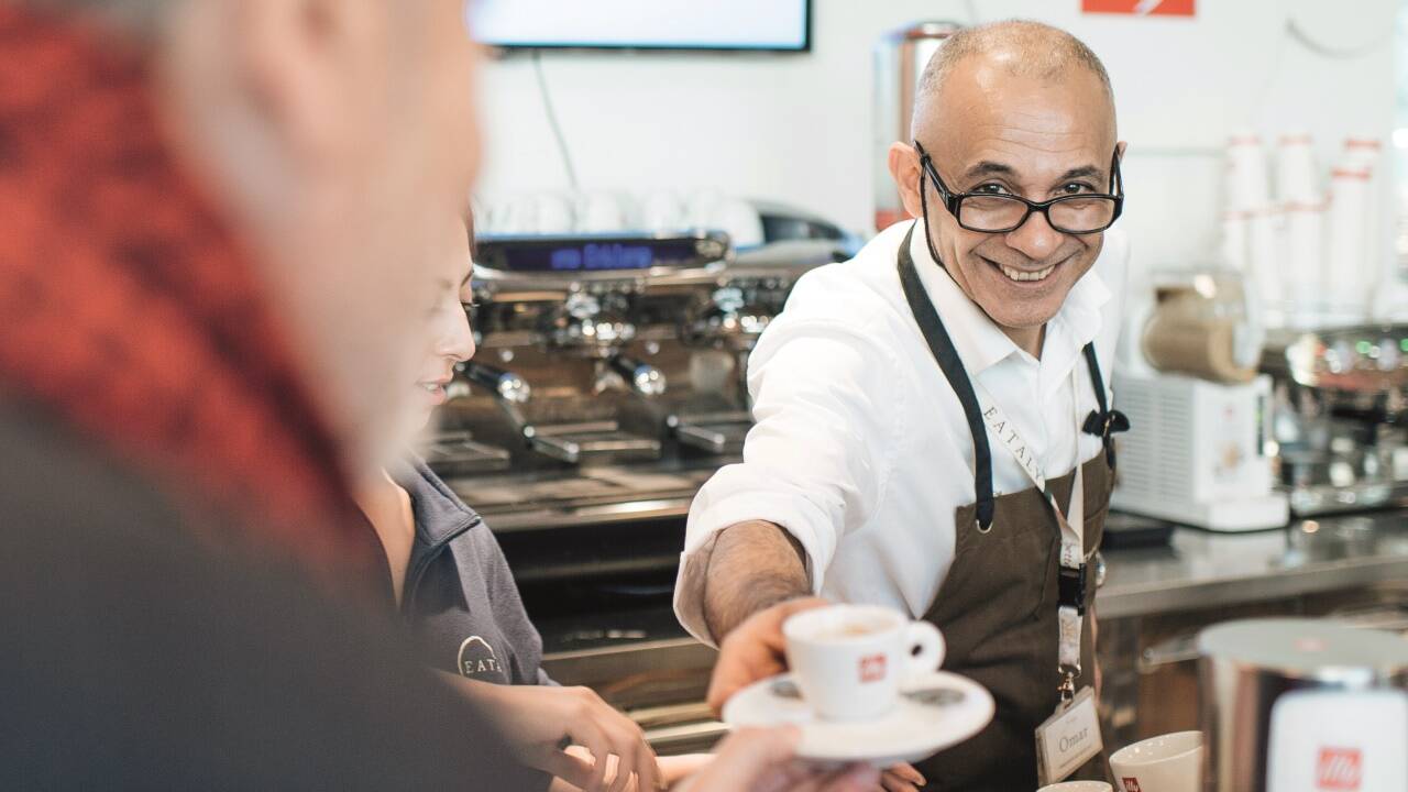 Barista Omar Landstorfer. 
