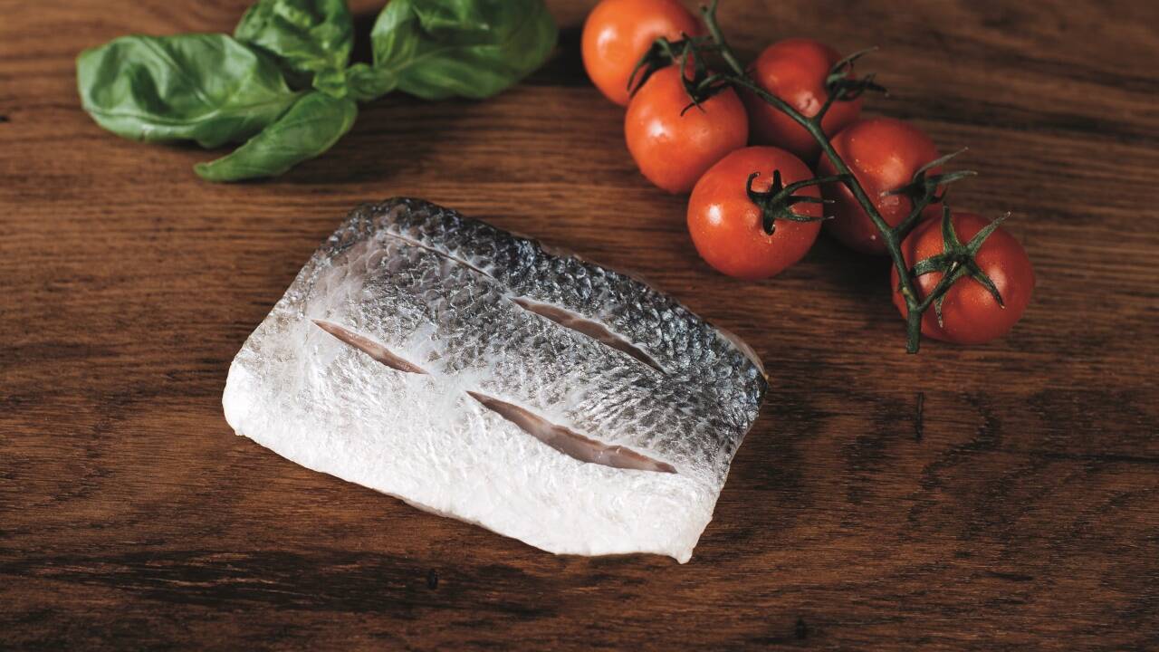 Die Grundzutaten: Fisch, Tomaten, Kräuter. 