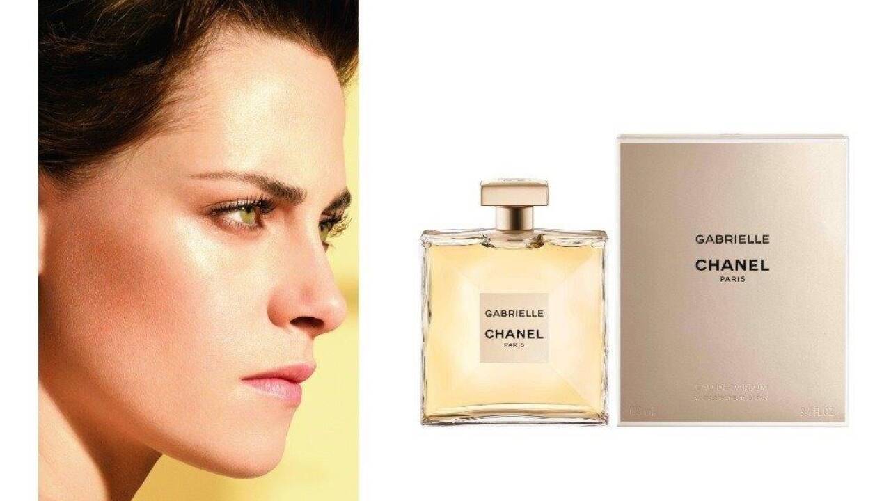 Kristen Stewart ist das Gesicht von „Gabrielle“, Chanels neuem Damenduft. 15 Jahre nach „Chance“ ist „Gabrielle“ eine Hommage an Coco Chanel, die mit richtigem Namen Gabrielle hieß, ihren unbändigen Geist, ihre Geradlinigkeit, ihre Rebellion gegen Konventionen aller Art. Hausparfümeur Olivier Polge schuf für das Eau de Parfum eine imaginäre weiße Blume aus Blumenarten, die schon die Geschichte der Chanel-Düfte geprägt haben. Aus Jasmin, Ylang-Ylang, weißem Moschus, Tuberose, Sandelholz, Mandarinenschale, Cassis, Pampelmuse und Orangenblüten zaubert er nicht nur eine Aura aus duftendem Licht, die auf der Haut zu strahlen scheint, sondern auch eine Aura von selbstbewusster, selbstverständlicher Eleganz. 