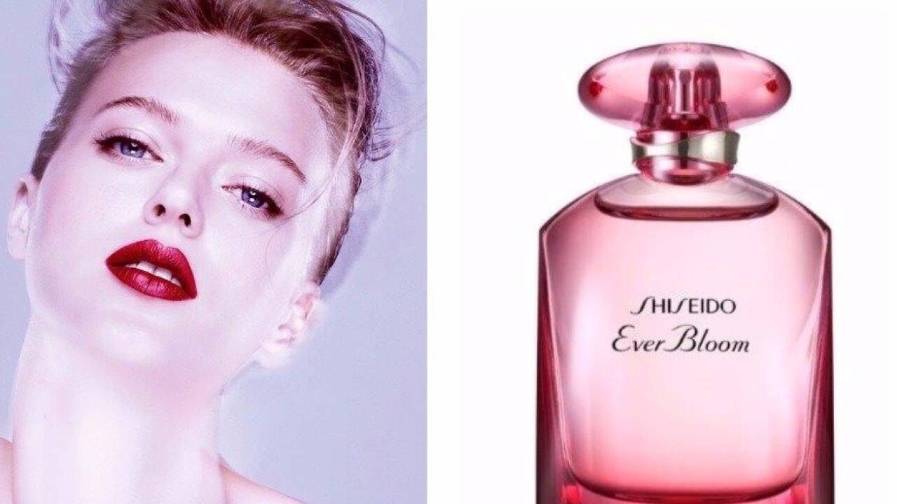 Mit „Ever Bloom Ginza Flower Eau de Parfum“, einer Neuinterpretation von „Ever Bloom“, bricht Shiseido mit den traditionellen Regeln der Duftpyramide und kreiert stattdessen einen harmonischen, melodiösen Duft. Orangenblüte, Gardenie, Weißer Amber, Patschuli und Muscenone bauen eine sanfte Anziehungskraft auf. Frische, grüne Noten von Alpenveilchen und Lotus scheinen kristallklar und kräftig durch. Ein hauchzarter Blütenregen. 