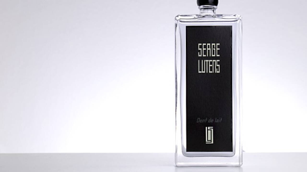 „Dent de lait“ ist der neuste Duft aus der „Collection Noire“ von Serge Lutens. Wie immer auch ist auch dieser Duft eine emotionale Reise in die Vergangenheit, eine Erinnerung an seine Kindheit. Mit „Dent de lait“ (Milchzahn) interpretiert Lutens symbolisch den Moment, in dem ein Mensch seine Kindheit hinter sich lässt. Parfümeur Christopher Sheldrake  hat diese Grenzüberschreitung mit Mandelmilch, Kokosnuss, Cashmeran und somalischem Weihrauch ebenso unbeschwert wie bissig, süß und weich gestaltet. Köstlich!