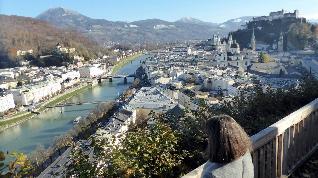 In herbstlicher Stille über den Dächern der Stadt Salzburg wandern. HEUGL 