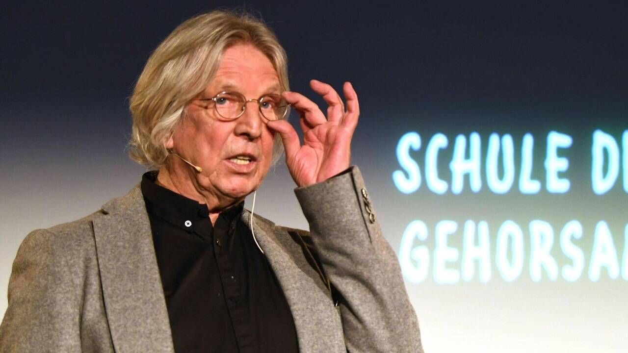 Gerhard Haderer bei der Eröffnung. 