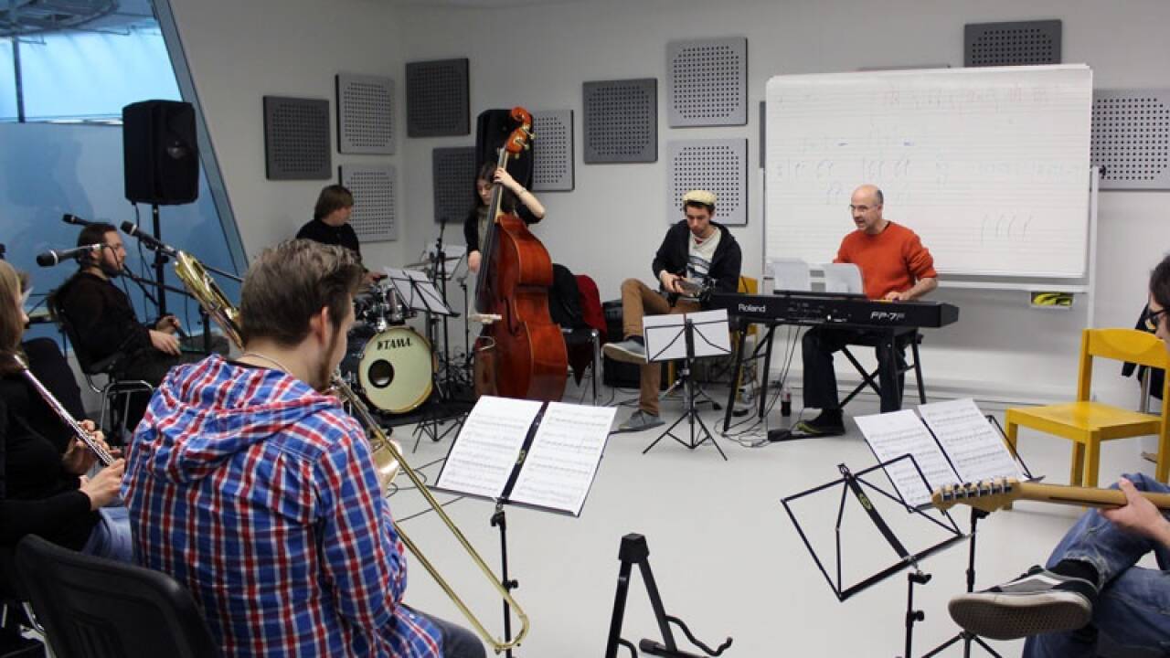 Jazzpianist Paul Urbanek (r.) unterrichtet an der Jam Music Lab Private University. 
