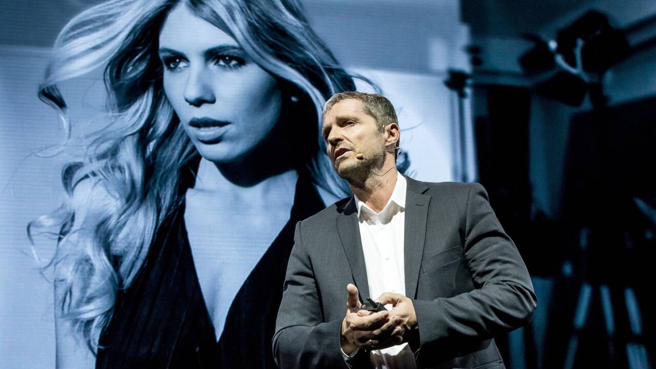 Manfred Baumann bei der Präsentation des neuen Edel-Smartphones Huawei P10 auf dem Mobile World Congress in Barcelona. 