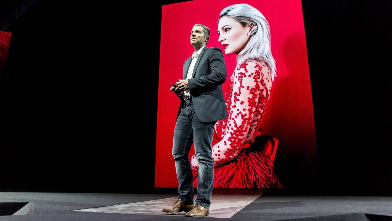 Manfred Baumann bei der Präsentation des neuen Edel-Smartphones Huawei P10 auf dem Mobile World Congress in Barcelona. 