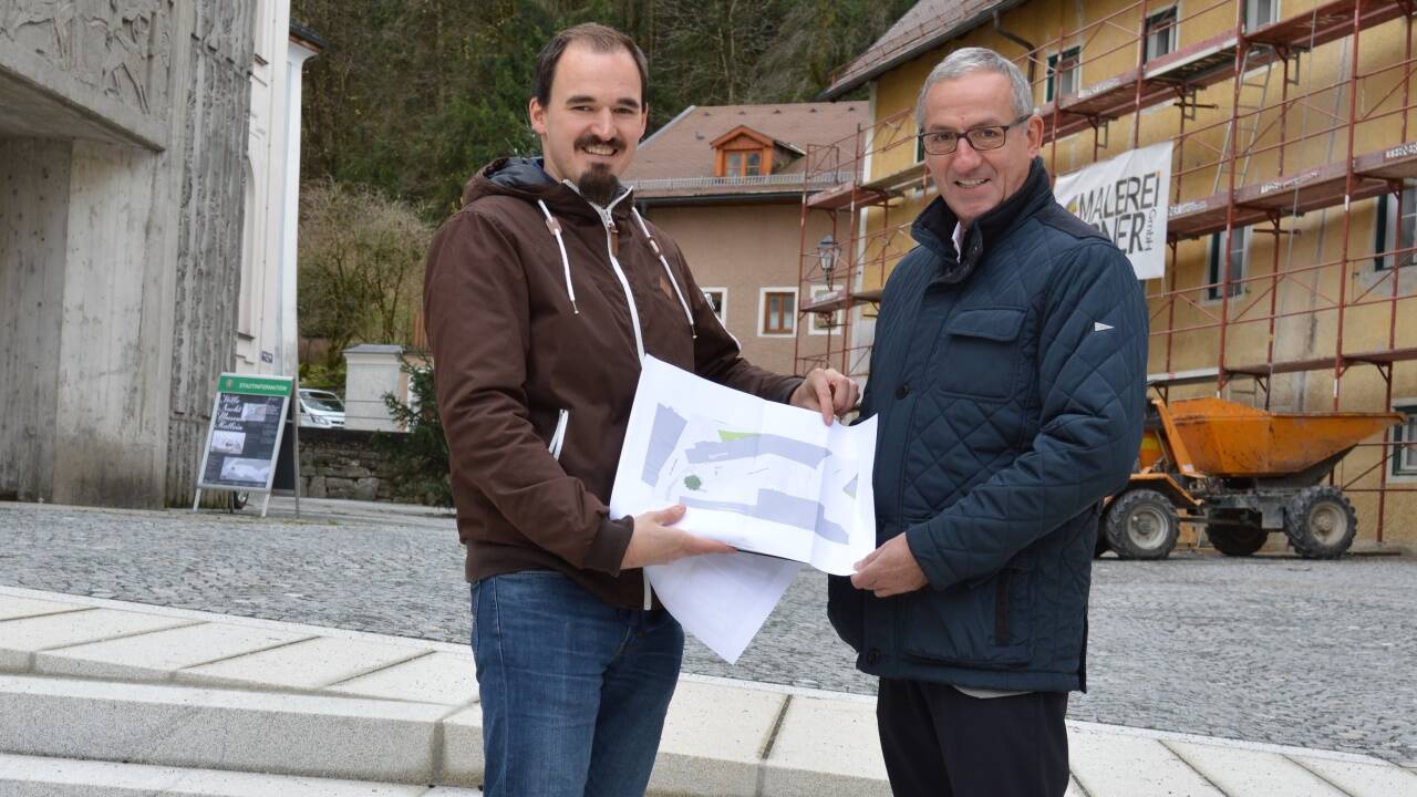 Beim Lokalaugenschein am neu gestalteten Gruberplatz in Hallein: Projektleiter Thomas Rußegger und Bürgermeister Gerhard Anzengruber. 