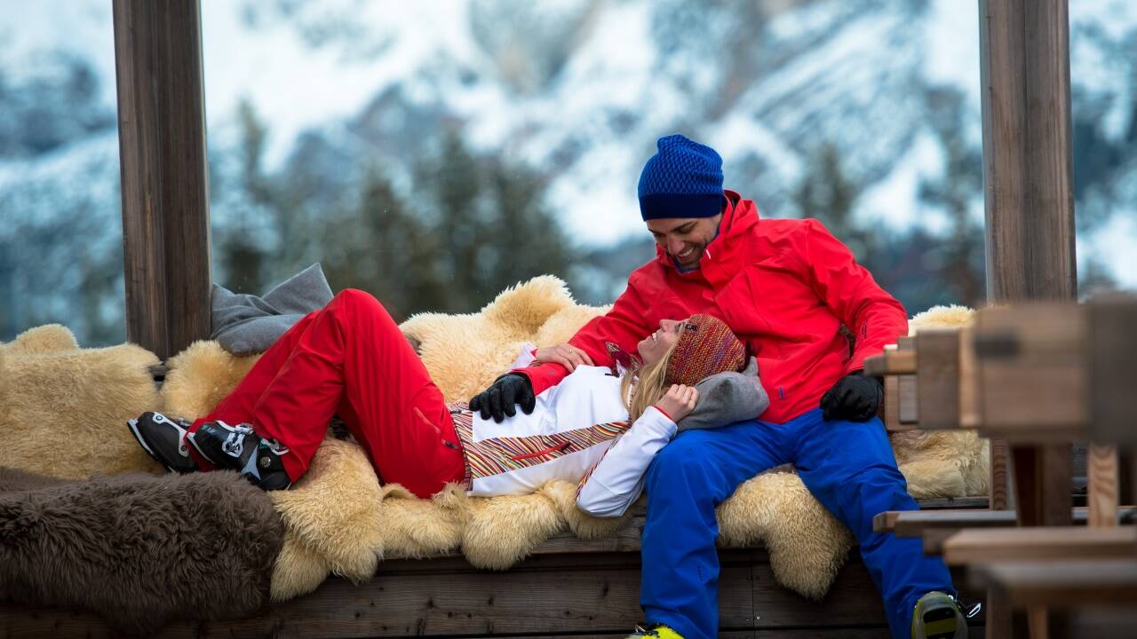 Skifahren muss nicht mit Pistenkilometern in Verbindung stehen. Es ist auch ein gemütliches Zusammensitzen in der Hütte.  