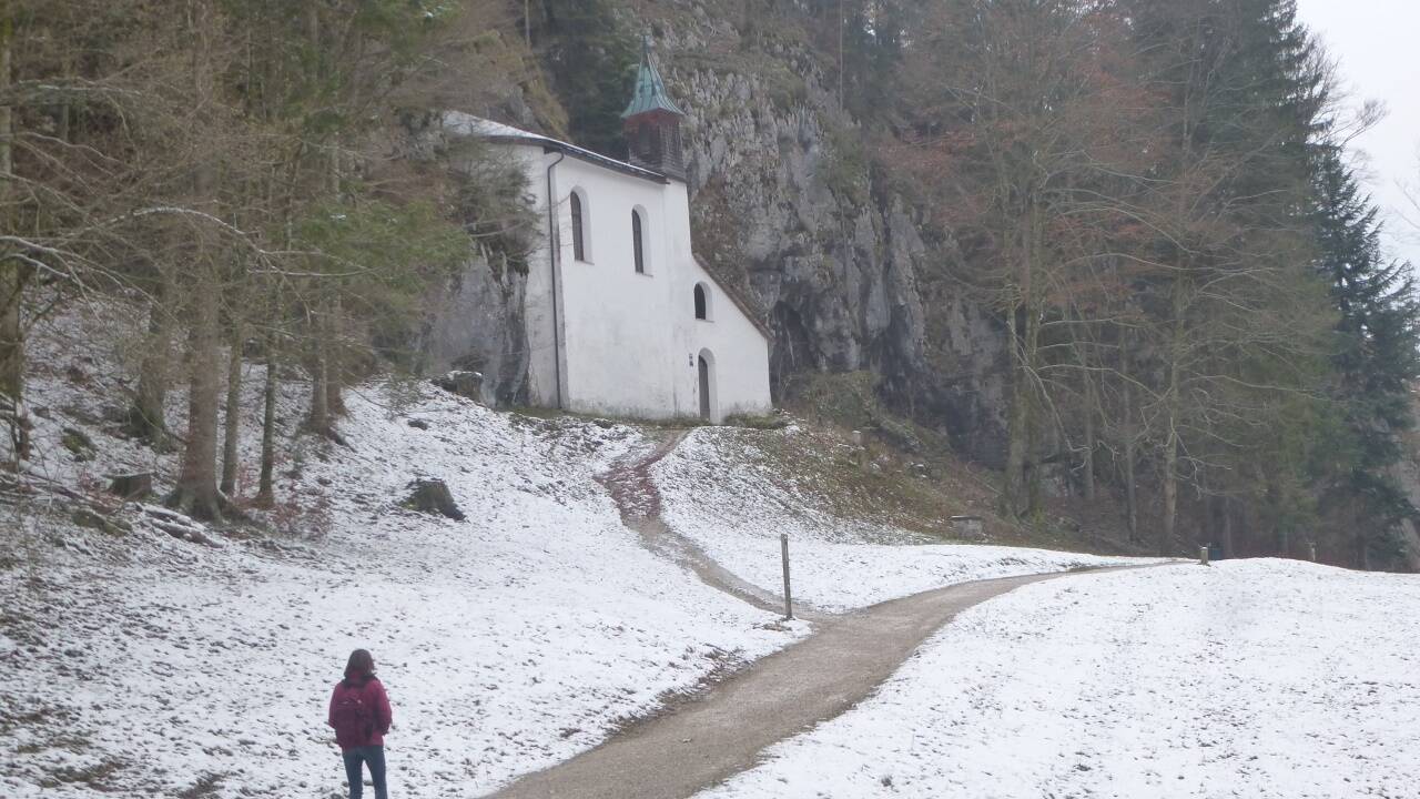 Direkt am Fels und in der Einsamkeit erbaut: die Falkensteinkirche am alten Pilgerweg. Direkt am Fels und in der Einsamkeit erbaut: die Falkensteinkirche am alten Pilgerweg.