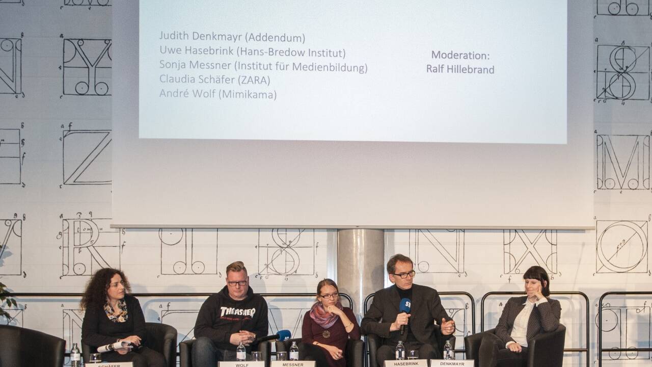 Am ersten Podium (v.l.): Claudia Schäfer (ZARA), André Wolf (Mimikama), Sonja Messner (Institut für Medienbildung), Uwe Hasebrink (Hans-Bredow Institut Hamburg) und Judith Denkmayr (Addendum).  
