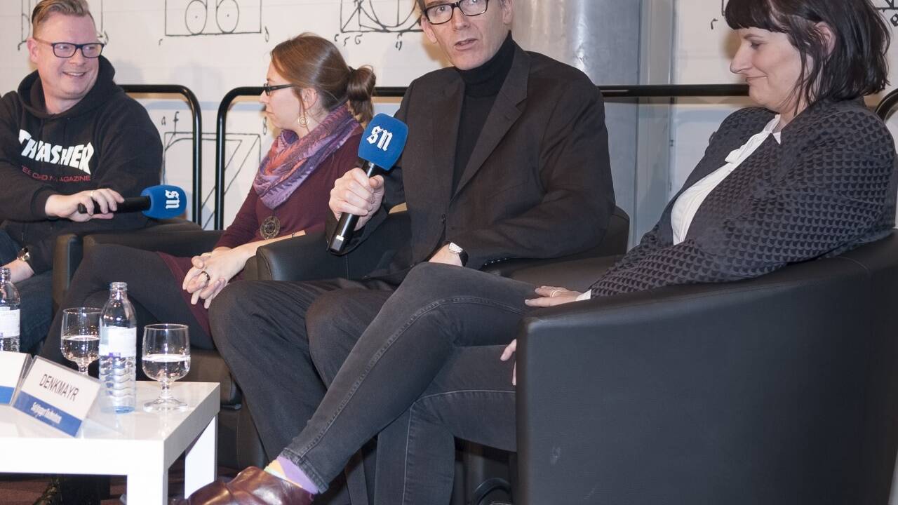 Am ersten Podium (v.l.): Claudia Schäfer (ZARA), André Wolf (Mimikama), Sonja Messner (Institut für Medienbildung), Uwe Hasebrink (Hans-Bredow Institut Hamburg) und Judith Denkmayr (Addendum).  