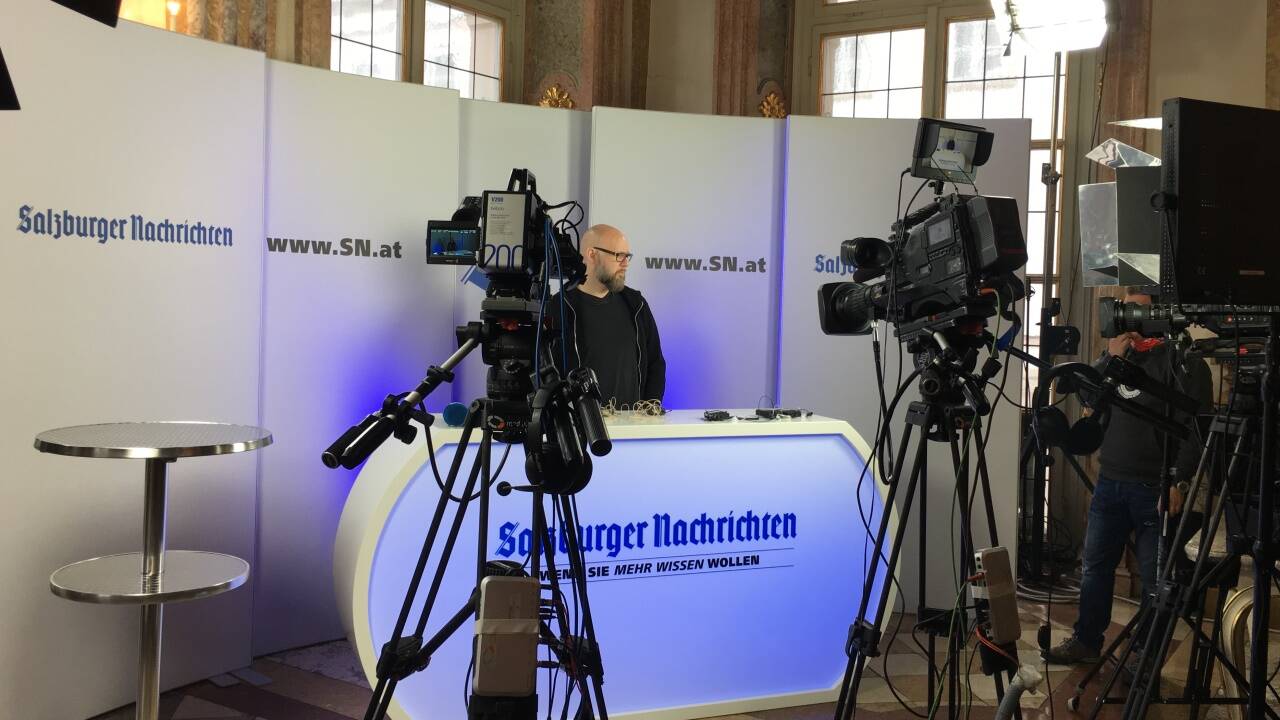Aufbau des SN-Wahlstudios im Marmorsaal des Schlosses Mirabell. 