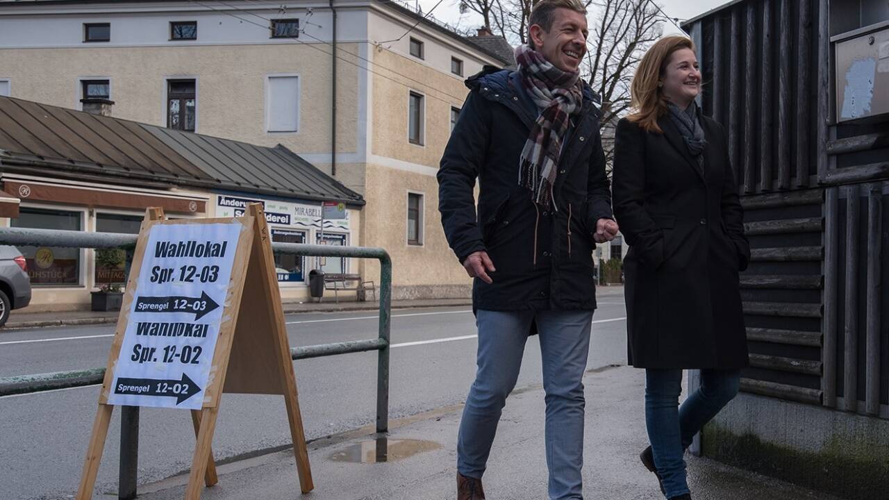 Andreas Reindl (FPÖ) in Begleitung von FPÖ-Landeschefin Marlene Svazek beim Urnengang im Kindergarten Riedenburg in der Neutorstraße.  