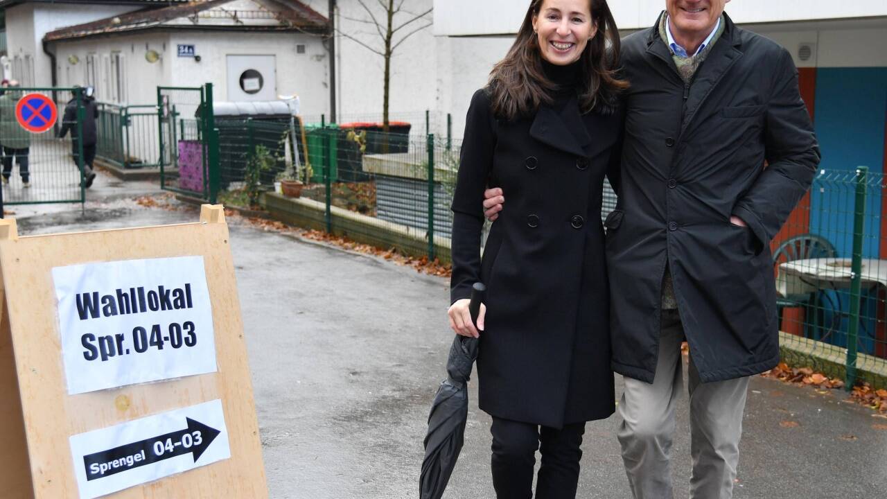 Bürgermeisterkandidat Harald Preuner (ÖVP) mit seiner Frau Alexandra am Weg zu Stimmabgabe. 