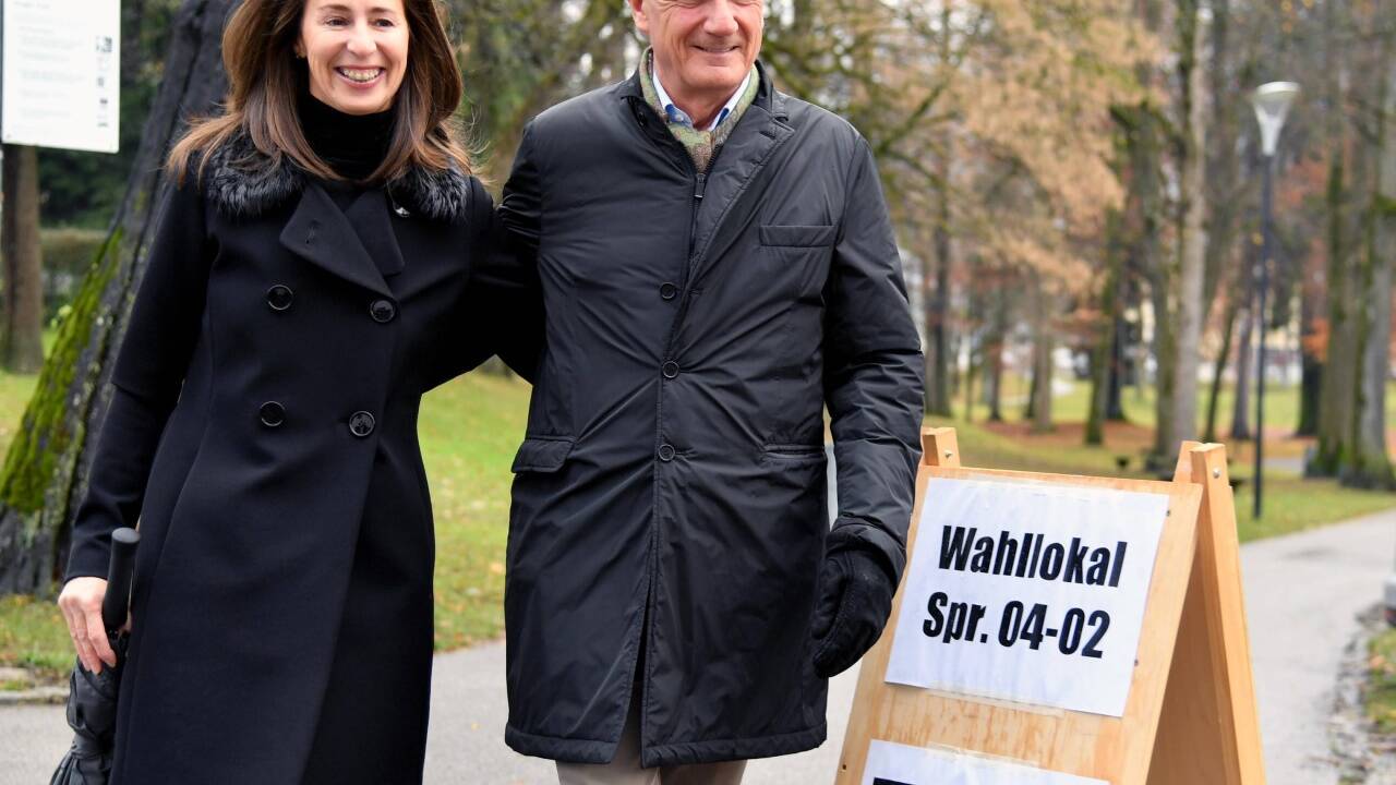 Bürgermeisterkandidat Harald Preuner (ÖVP) mit seiner Frau Alexandra am Weg zur Stimmabgabe in Salzburg-Gnigl.  