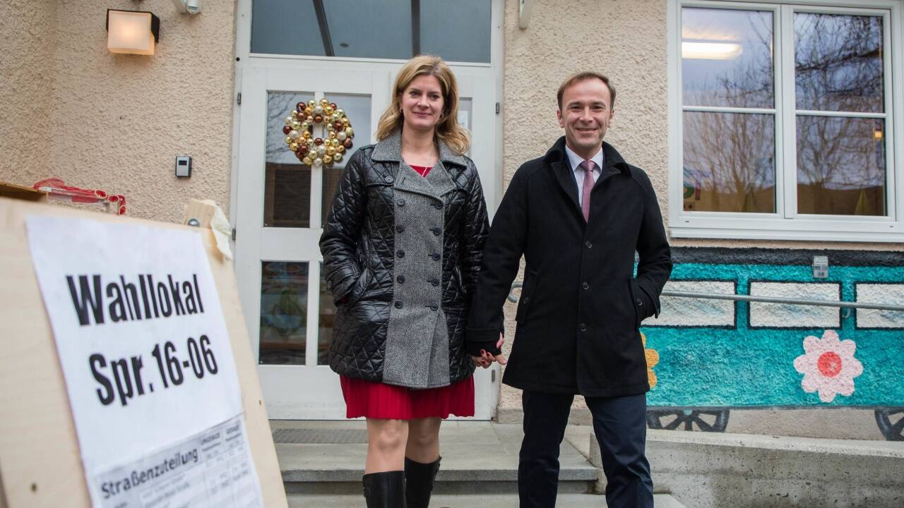 SPÖ-Bürgermeisterkandidat Bernhard Auinger und Ehefrau Marie-Christin bei ihrem Wahllokal in der Josefiau.<br><br> 