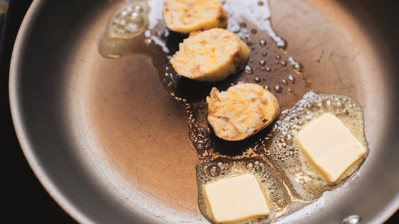 Die Knödelscheiben werden in Butter gebraten.  