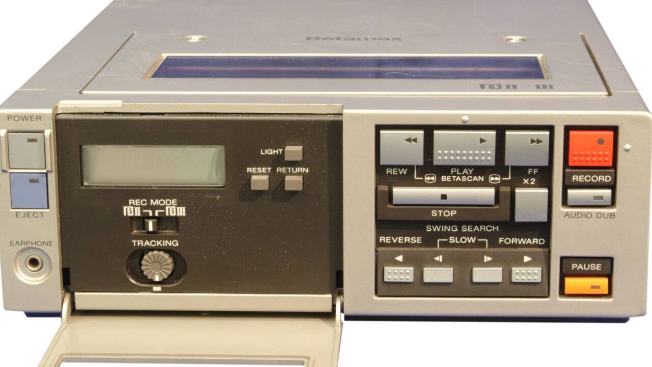 Betamax-Videorekorder von Sony: Ein Systemewettstreit zwischen Betamax, Video2000 und VHS konnte schließlich VHS von der japanischen Firma JVC für sich entscheiden. 
