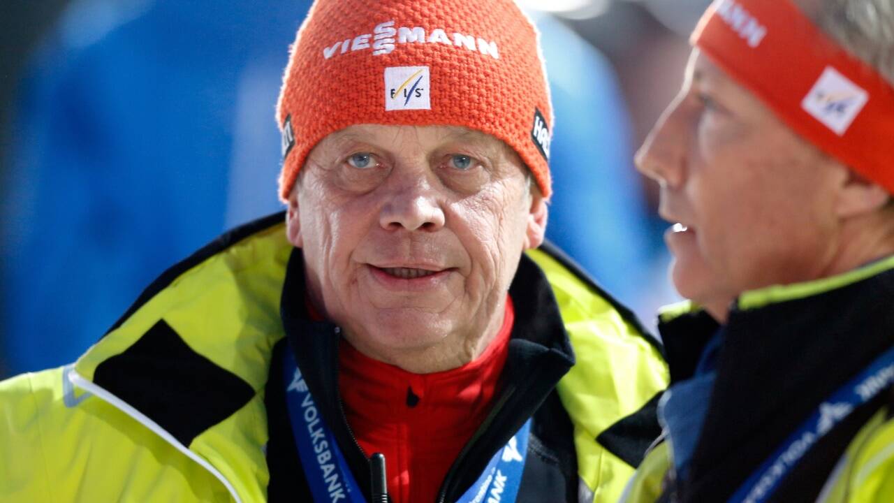 Sepp Gratzer (l. im Bild mit FIS-Renndirektor Walter Hofer) ist der oberste Materialkontrolleur im Skispringer-Weltcup. Der Kärntner ist unter den Athleten gleichermaßen gefürchtet wie anerkannt. 