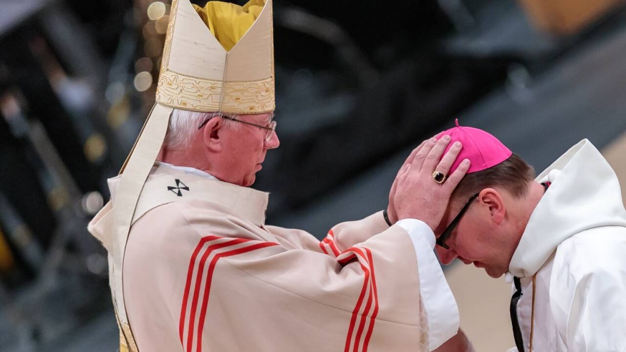 Bischofsweihe durch Handauflagen 