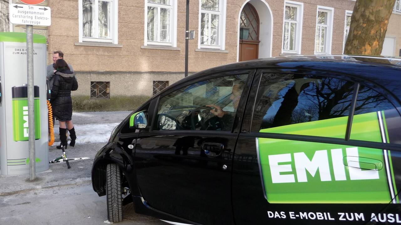 Nur 200 aktive Nutzer hatte das E-Mobil zum Ausleihen. Mit Jahresende ist Schluss. Jetzt wird darum gerungen, wer die E-Ladestationen weiter betreiben darf und soll.  