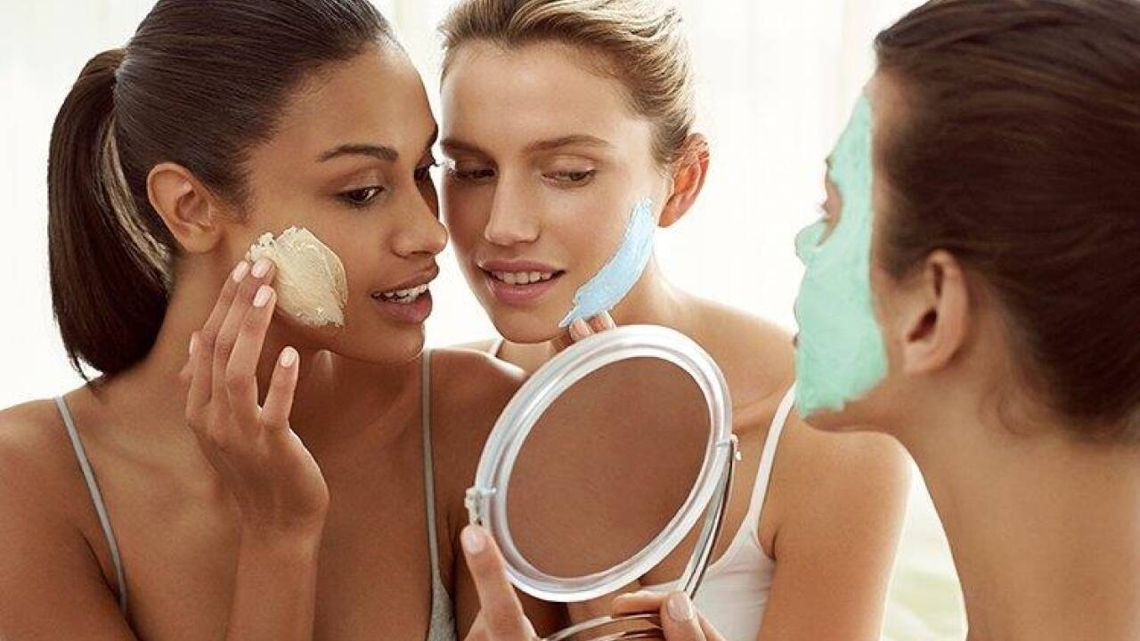 Maskerade im Badezimmer: Gesichtsmasken sind die neuen Beauty-Stars, denn sie machen die Haut schnell (wieder) schön. 