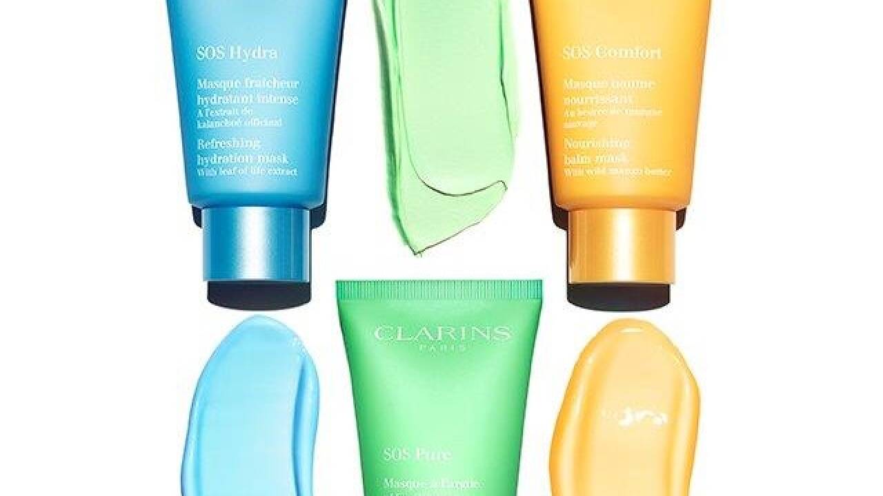 Als gezielte Lösungen für Beauty-Notfälle verstehen sich die „SOS“-Masken von Clarins. „SOS Hydra“ hilft mit Wirkstoffen der Goethe-Pflanze feuchtigkeitsarmer, „SOS Pure“ mit Wirkstoffen des Bergbach-Weidenröschens Mischhaut und öliger Haut, und „SOS Comfort“ verhilft mit Butter aus Wilder Mango trockener Haut wieder zu mehr Geschmeidigkeit. 