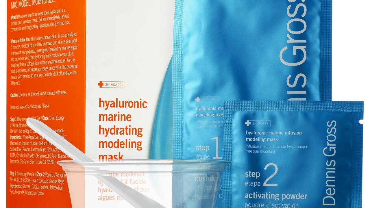 Bei der „Hyaluronic Marine Hydrating Modeling Mask“ von Dr. Dennis Gross wird ein Pulver (mit norwegischem Algenextrakt) mit einem Hyaluron-Gel gemischt. Es entsteht eine bio-chemische Reaktion, bei der sich die Maske mit einem kühlenden Effekt verfestigt und müder, feuchtigkeitsarmer Haut zu deutlich mehr Frische verhilft. Dr. Dennis Gross ist exklusiv bei Nägele&Strubell erhältlich. 