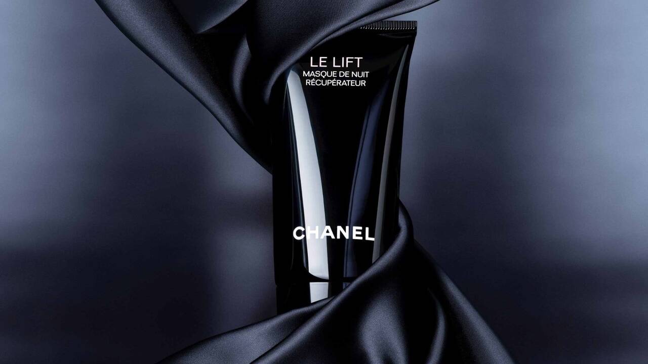 „Le Lift Skin-Recovery Sleep Mask“ von Chanel ist eine Anti-Aging-Nachtpflege für das Gesicht, den Hals und das Dekolleté. Es erhöht die Hautfestigkeit und verleiht der Haut ein glattes Aussehen. Starwirkstoff der „Le Lift“-Linie ist der aktive Anti-Aging-Wirkstoff 3.5-DA, der in der Maske mit Seidenproteinen angereichert ist. 3.5-DA ist ein Wirkstoff, der in 12-jähriger Forschungsarbeit entwickelt wurde. Mit der Verhinderung spezifischer microRNAs (miRs), die für die Hautalterung verantwortlich sind, reaktiviert die Maske die Produktion von verjüngenden Proteinen (p63 und Sirtuin 1) und ist verantwortlich für die Wiederherstellung der Hautfestigkeit. Seidenproteine vervollständigen die Formel für eine sichtbar zartere und prallere Haut. Sie verleihen der Balsam-Gel-Formel sinnliche Frische, die das Gesicht mit ihrer seidigen Textur verwöhnt. 