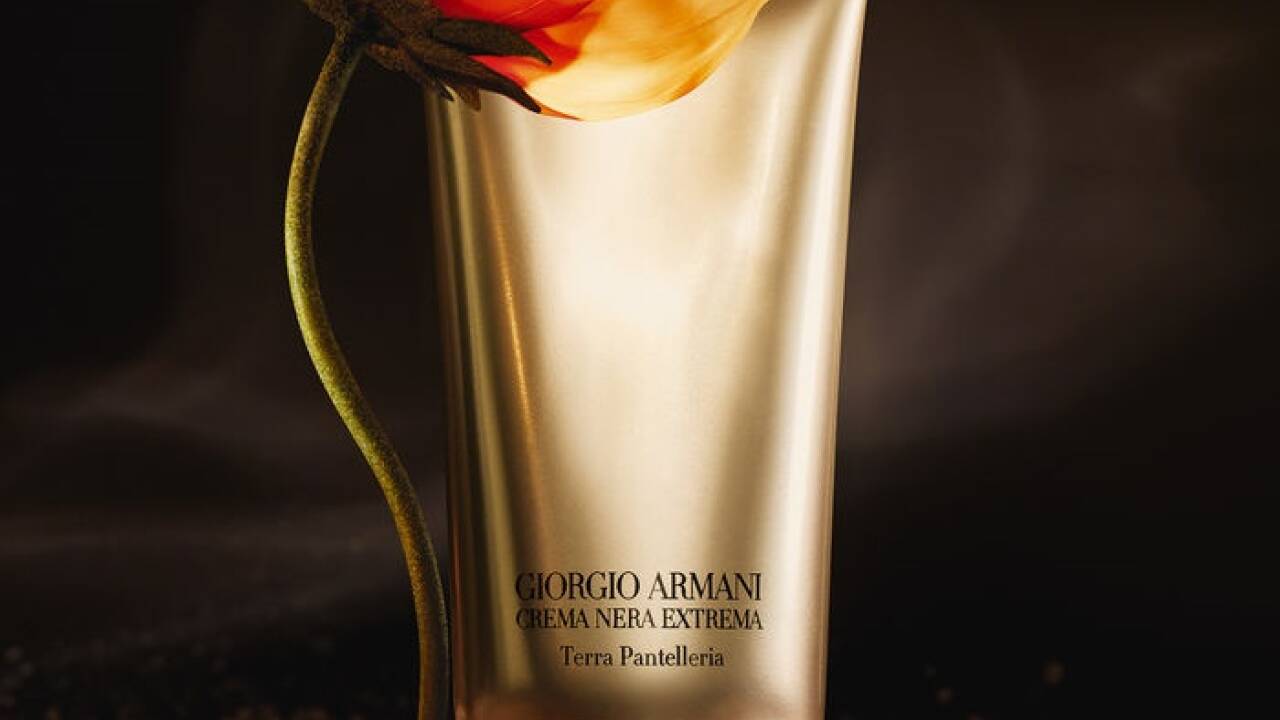 „Crema Nera Extrema Terra Pantelleria Supreme Renewing Mask“ von Giorgio Armani Beauty ist Tiefenreinigungsprogramm und Ausstrahlungs-Booster zugleich. Die Maske exfoliert und entfernt Unreinheiten mit Mineralpudern und Kaktusfeigenblume. Angereichert mit Tonerde macht sie die Haut zart und mattiert sie, während der Star-Inhaltstoff der Crema Nera Extrema-Linie, der Reviscentalis-Komplex, die Haut zur Regeneration anregt und die Zellatmung fördert. Der seidig-sanfte Balsam verwandelt sich eine mollige Maske, die einen Moment der Ruhe schenkt und das Wohlbefinden sofort steigert. 